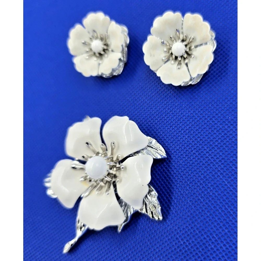 Vintage Sarah Coventry Brooch Summer Magic White Enamel Flower Pin Earrings 1964